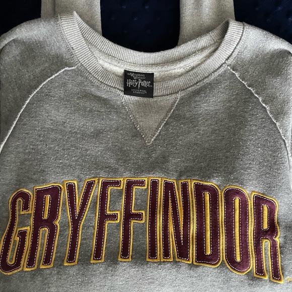 UNIVERSAL Studios - Harry Potter
Gryffindor Crewneck Sweatshirt - Women’s XS - Picture 5 of 7